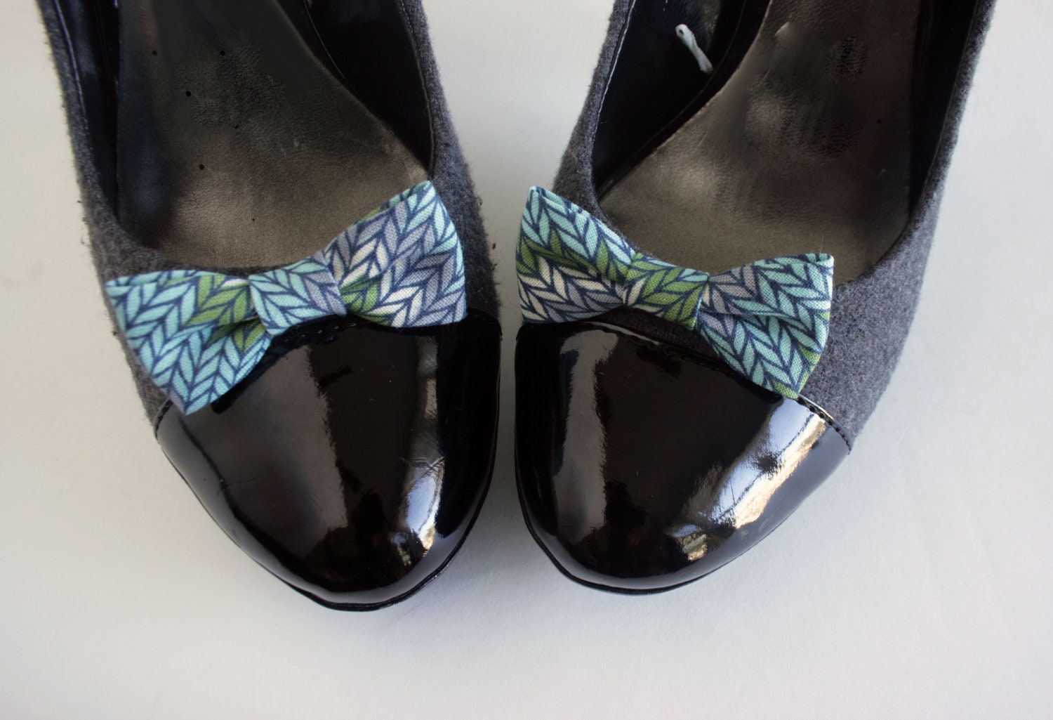 chevron stripes bow shoe clips.