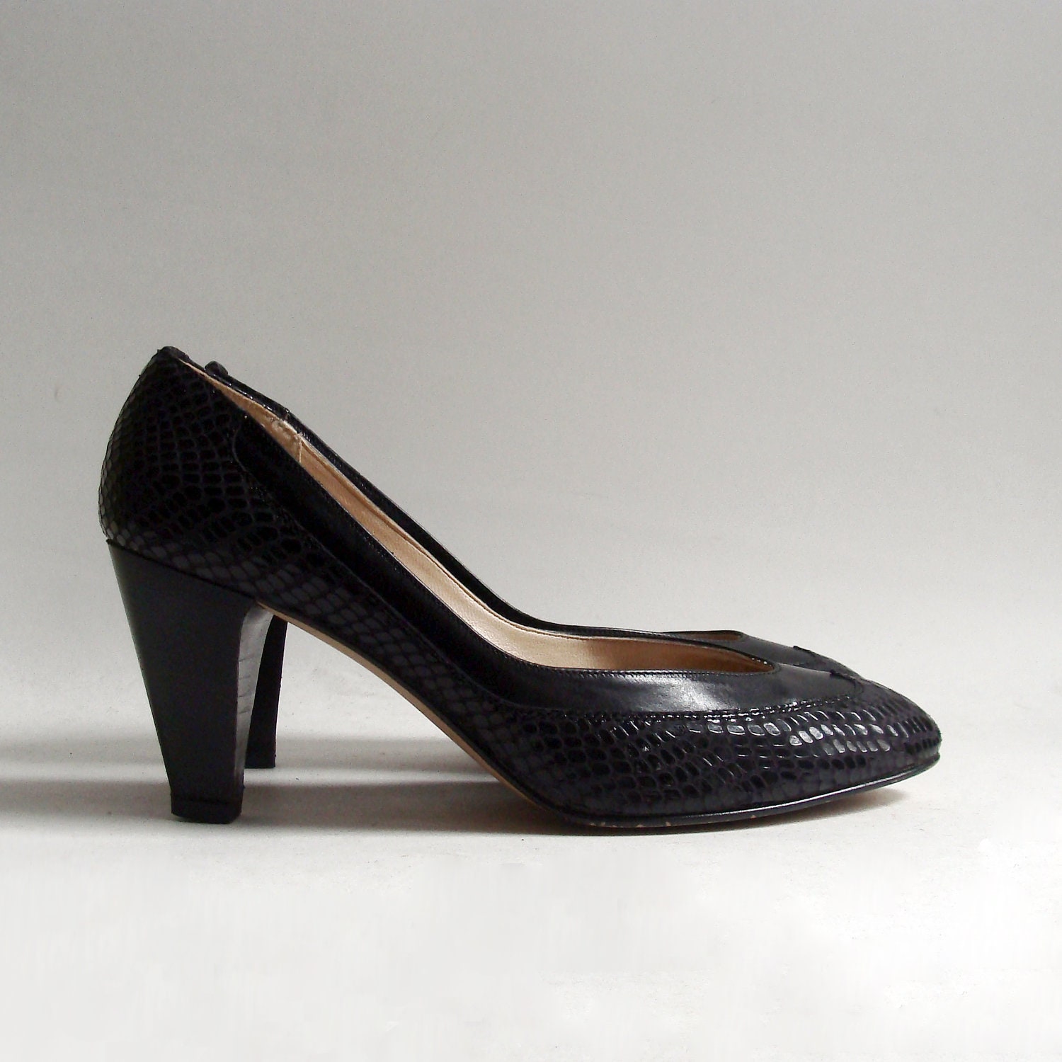 shoes 6.5 / black wingtip pumps / 70s 1970s sexy pumps / snakeskin leather / oxford heels / shoes size 6.5 / vintage shoes