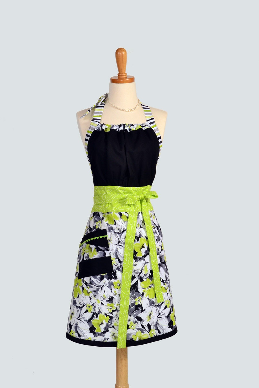 Cute Kitsch Apron / Womens Retro Apron in Feminine and Cute in Apple Green Black and White