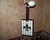 Shabby French wood Fleur de lis ornament