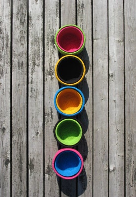 nesting set of bowls: primary colours