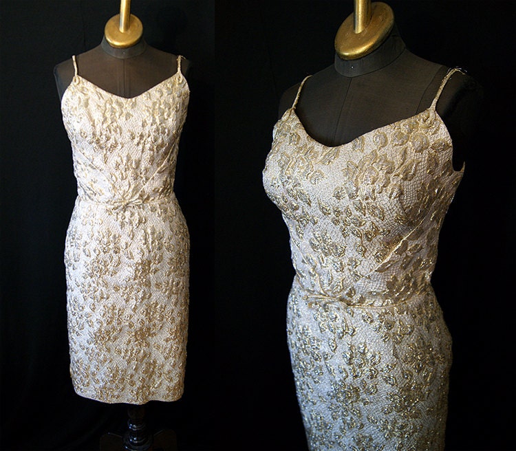 Sassy 1950's / 1960's metallic gold lurex dimensional brocade cocktail wiggle party dress vlv rockabilly holiday bombshell - size Small