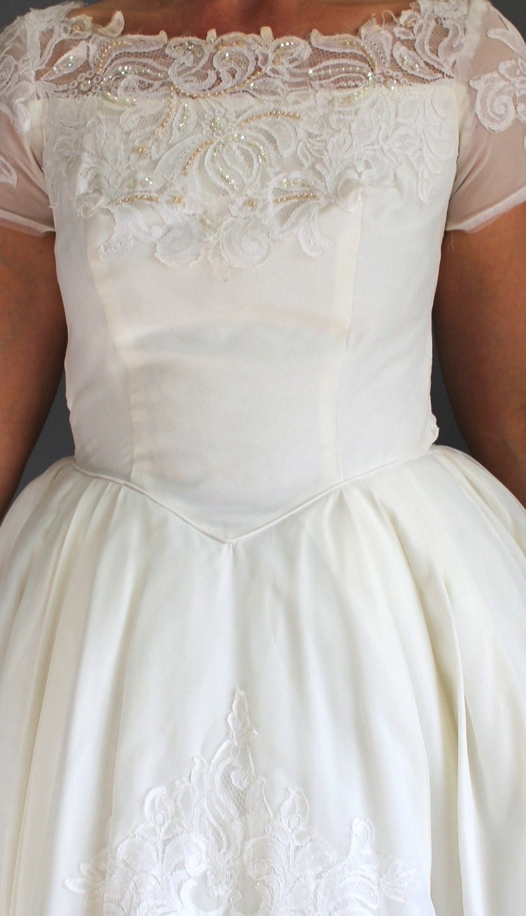 Sale - Vintage 1950s White Lace Wedding Dress. Tea Length. Fall Wedding. Audrey Hepburn. Full Skirt. Size Medium