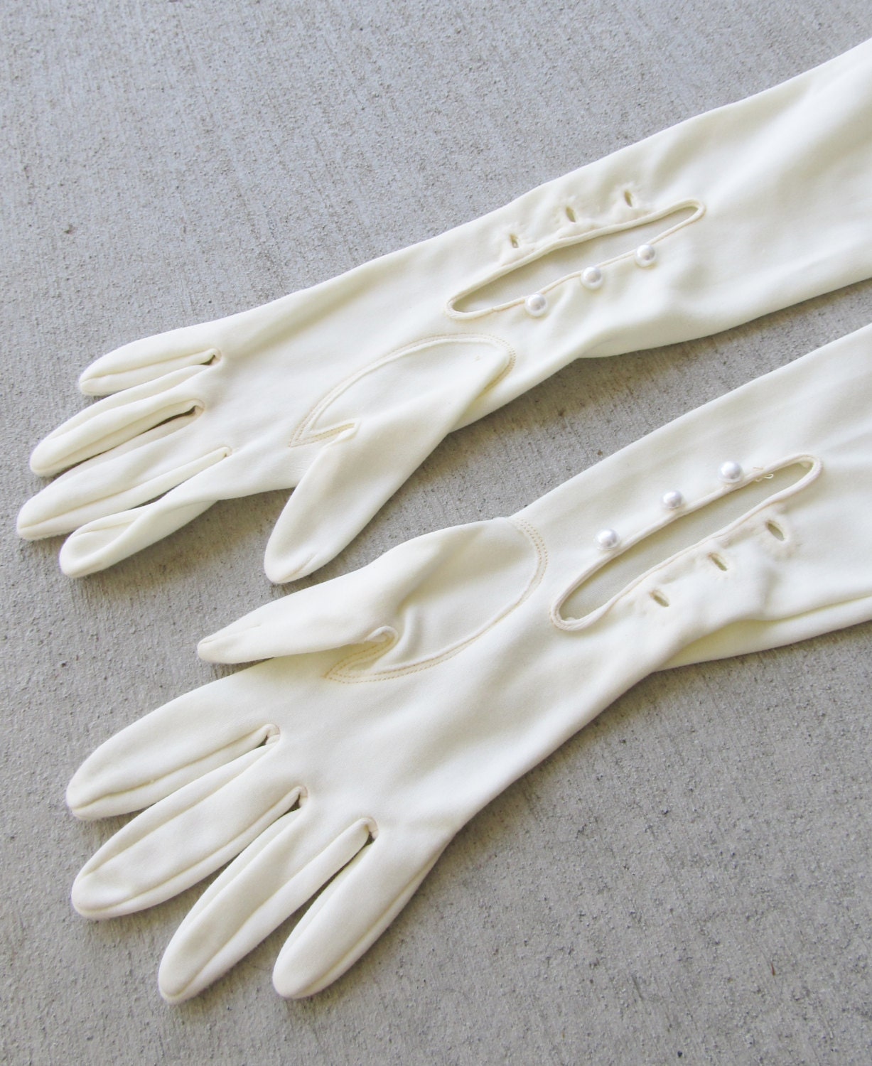 Vintage 1950's Long Ivory Elbow OPERA Gloves / Wedding Couture Tea Party Gloves / Audrey Hepburn