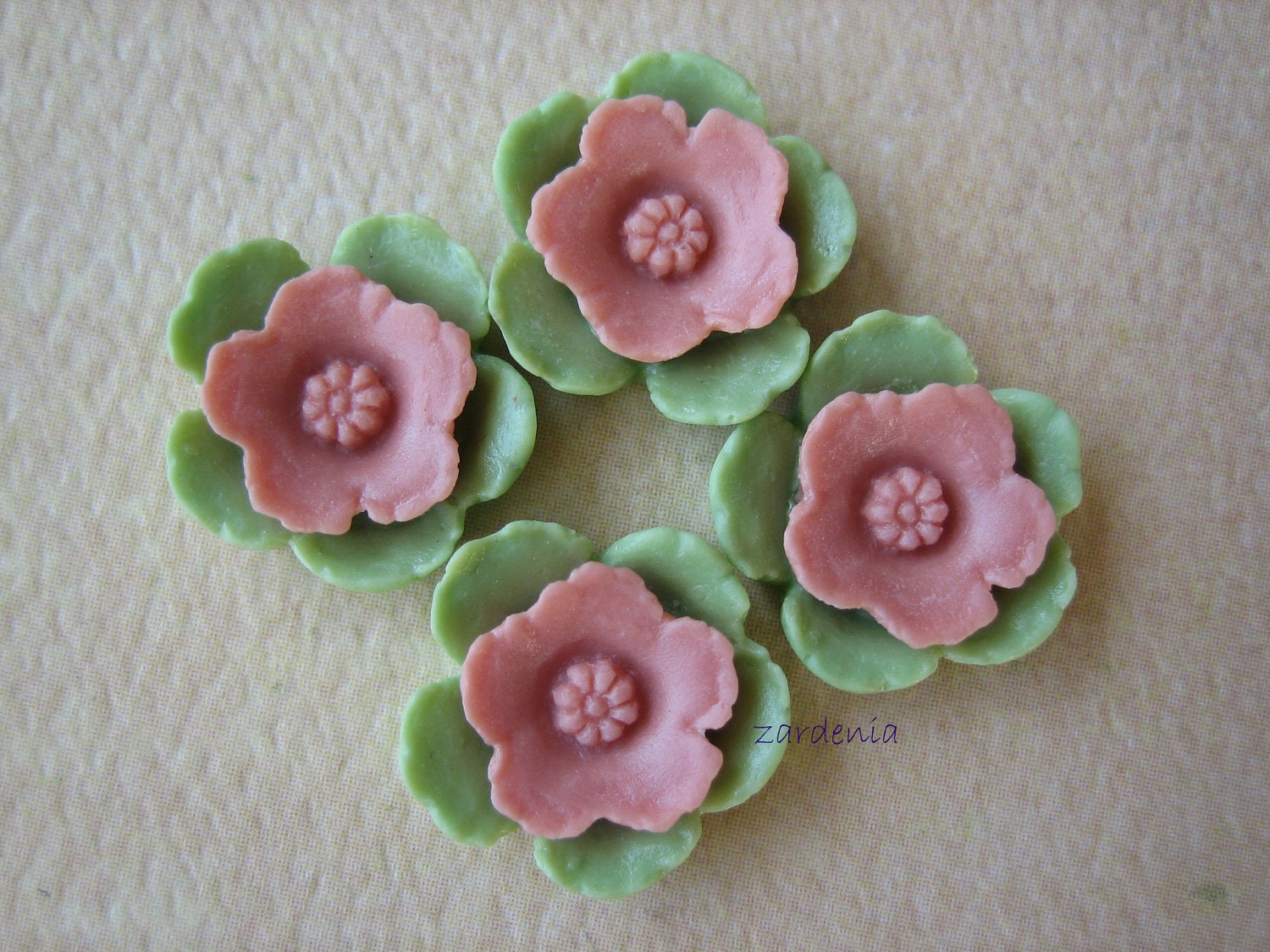 4PCS - Shabby Daffodil Cabochons - Resin - Pink on Green - 12mm - Cabochons by ZARDENIA