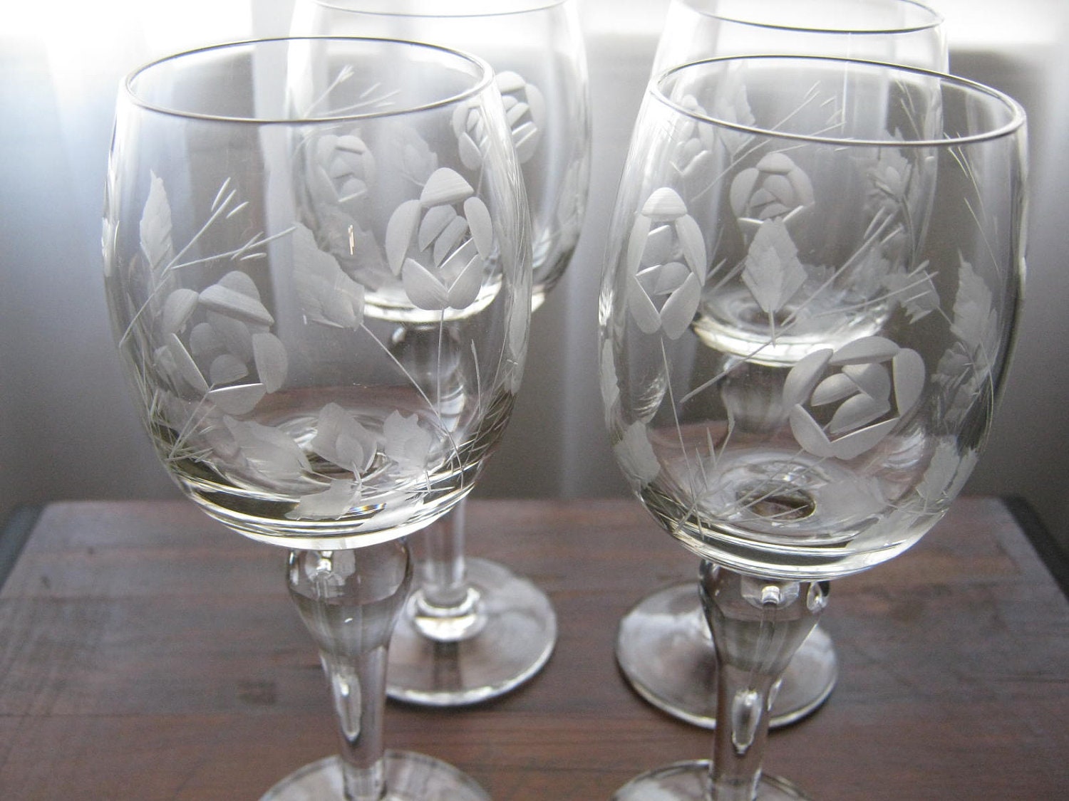Vintage Beautiful Set of 4 Crystal Elegant Flower Frosted Etched Wine Glasses