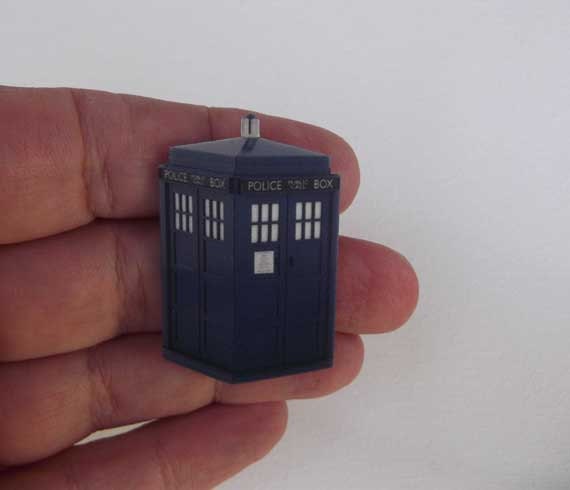 Doctor Who TARDIS police box pin / brooch