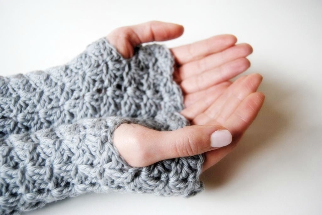 Wrist warmers, fingerless mittens // crochet // grey // charcoal