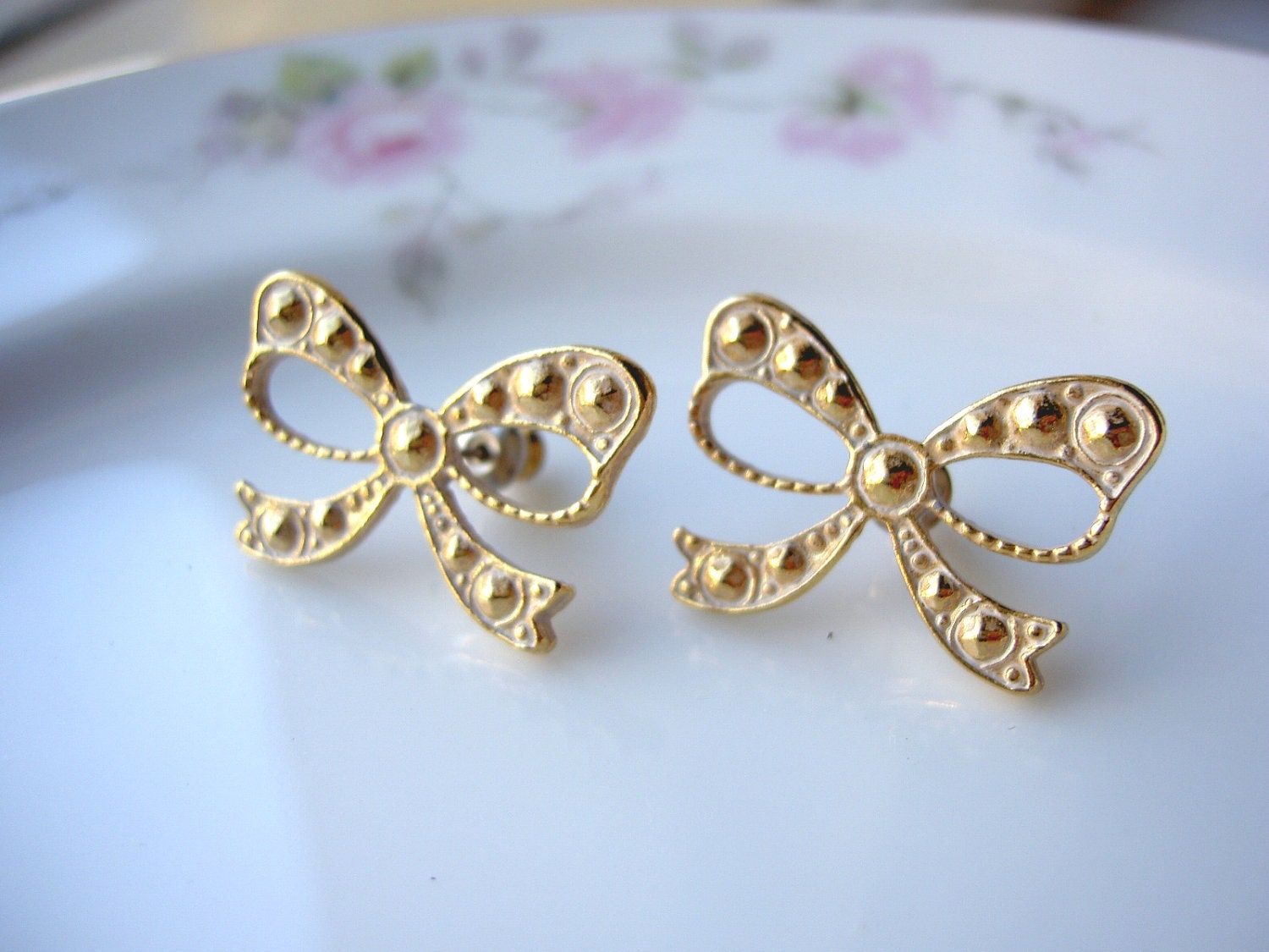 Vintage Creme Bow Earrings