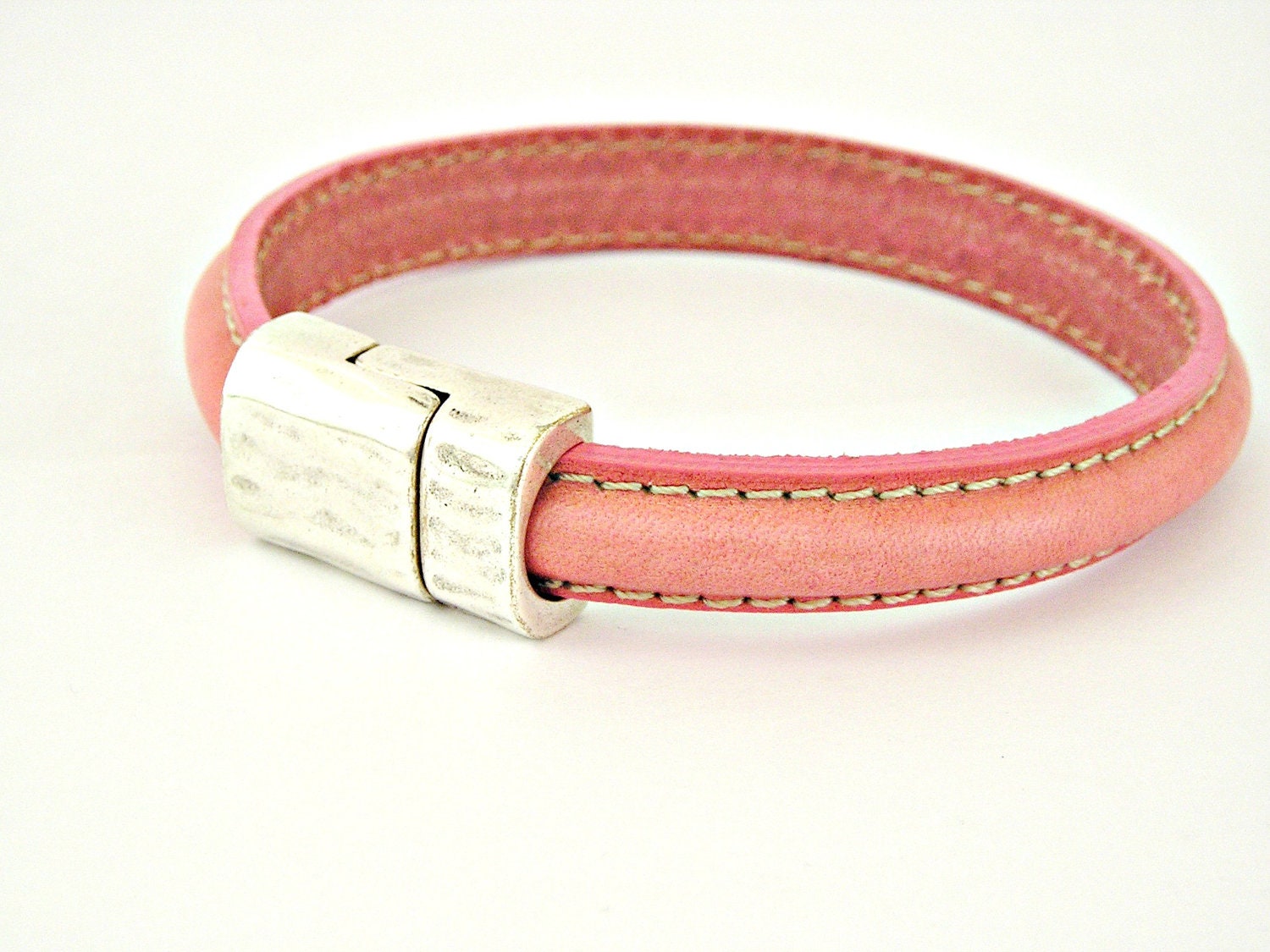 Vintage pink semiround double sewed leather bracelet with zamak magnetic clasp