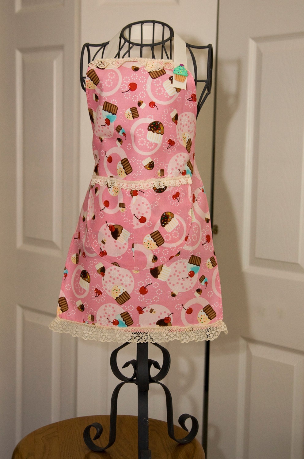 Girl's handmade apron/  Cupcake Apron / cotton apron