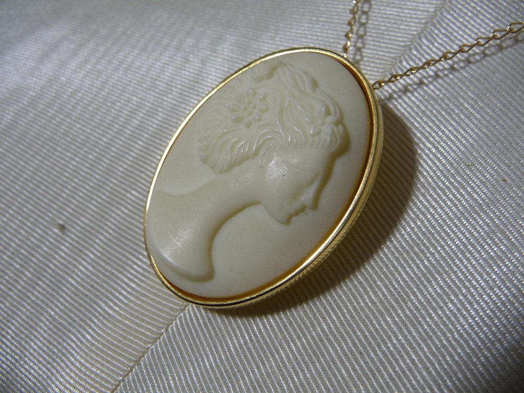 1970s Nina Ricci Paris Cameo Necklace Signed Designer Couture Gold Plated Porcelain