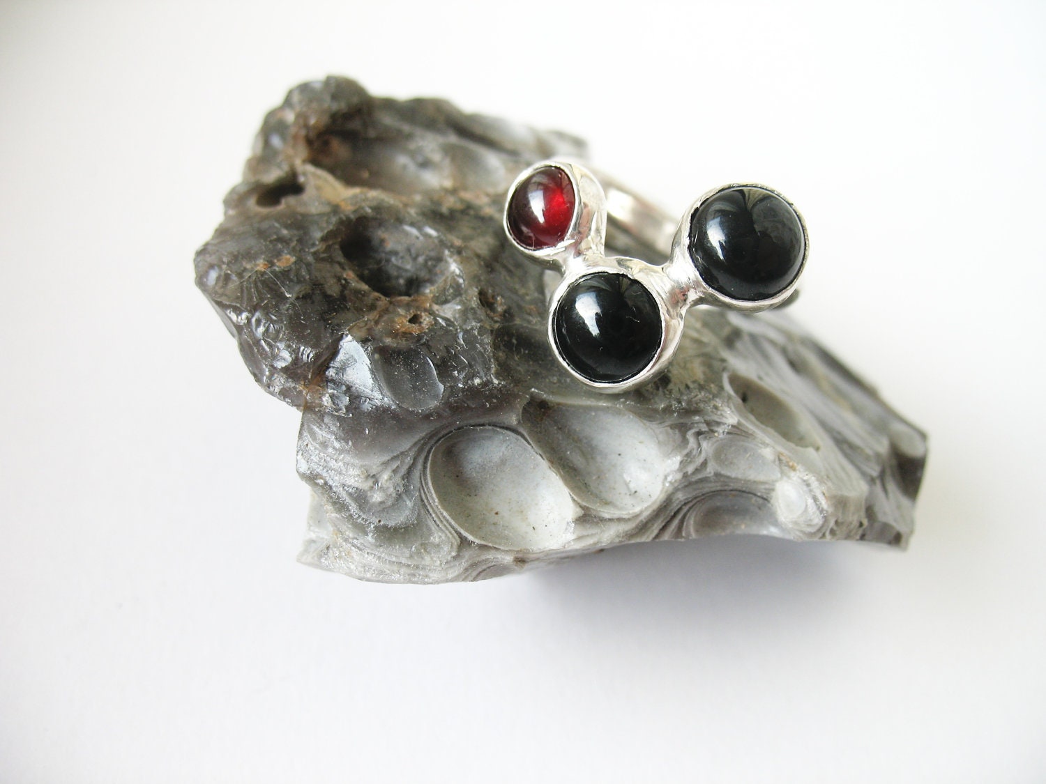 Silver ring Rock me with black meteorites and garnet