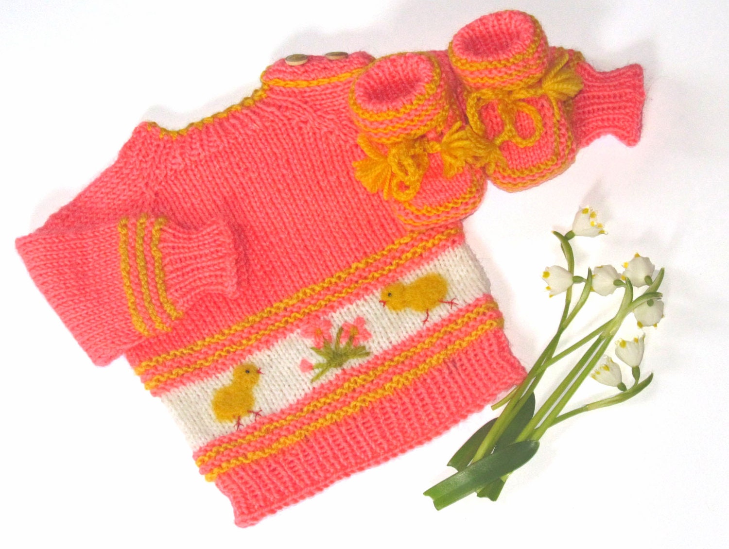 Pullover and boots with chickens