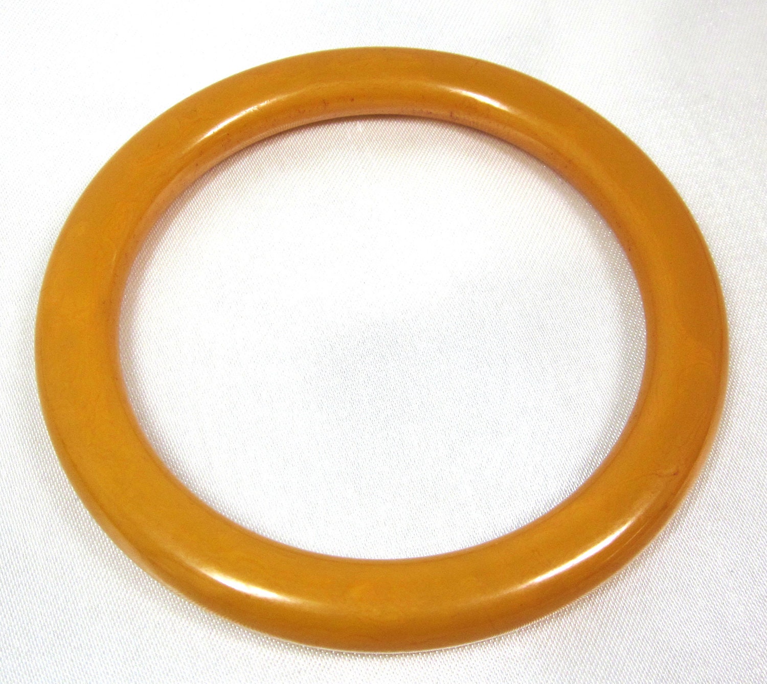 Vintage Chunky Butterscotch and Yellow Marbled BAKELITE Bangle Bracelet