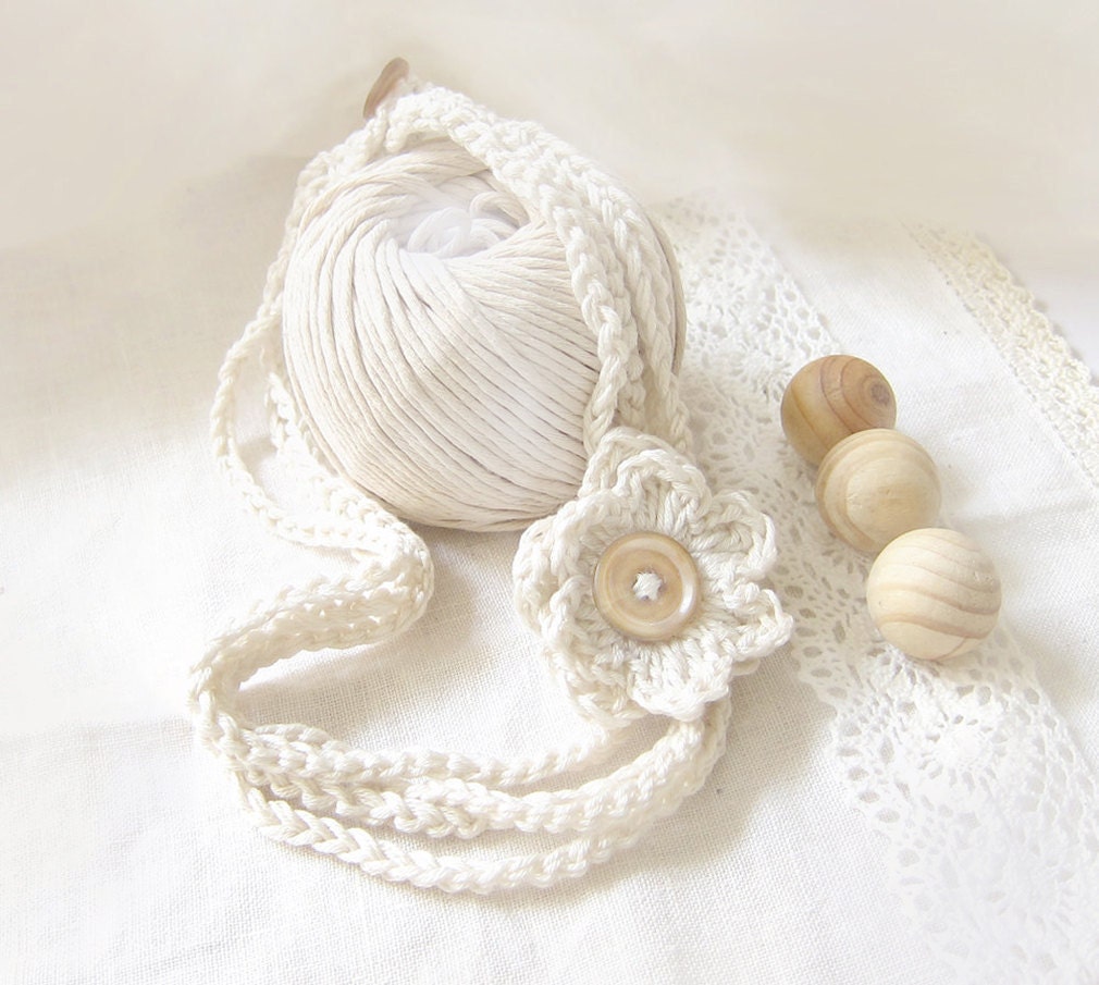 Candy Crochet Necklace with Flower in Organic Cotton Color.. wood button
