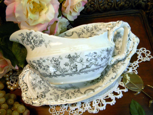 Antique Osborne Porcelaine Gravy Boat and Dish - Bridgewood & Son England 8728
