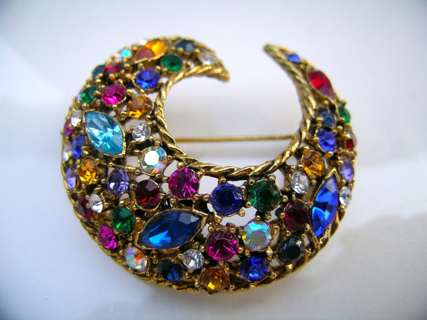 Weiss rhinestone moon brooch with multicolored stones     VJSE