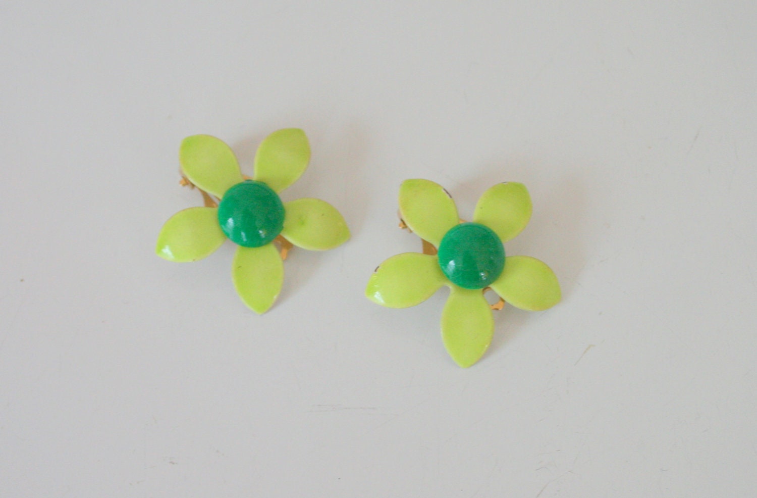 Vintage MOD GREEN Flower Enamel Clip On Earrings.....retro accessories. costume. 60s. 70s. daisy. green flower. earrings. retro. groovy.