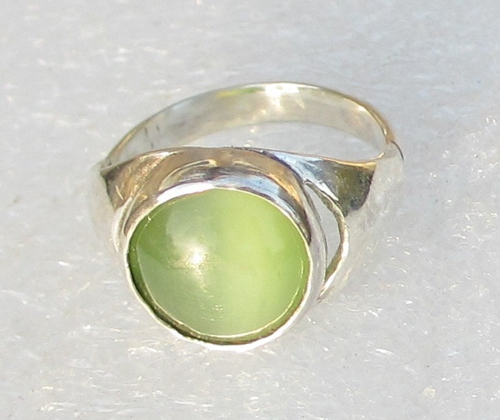 Cat's eye jade ring in sterling silver
