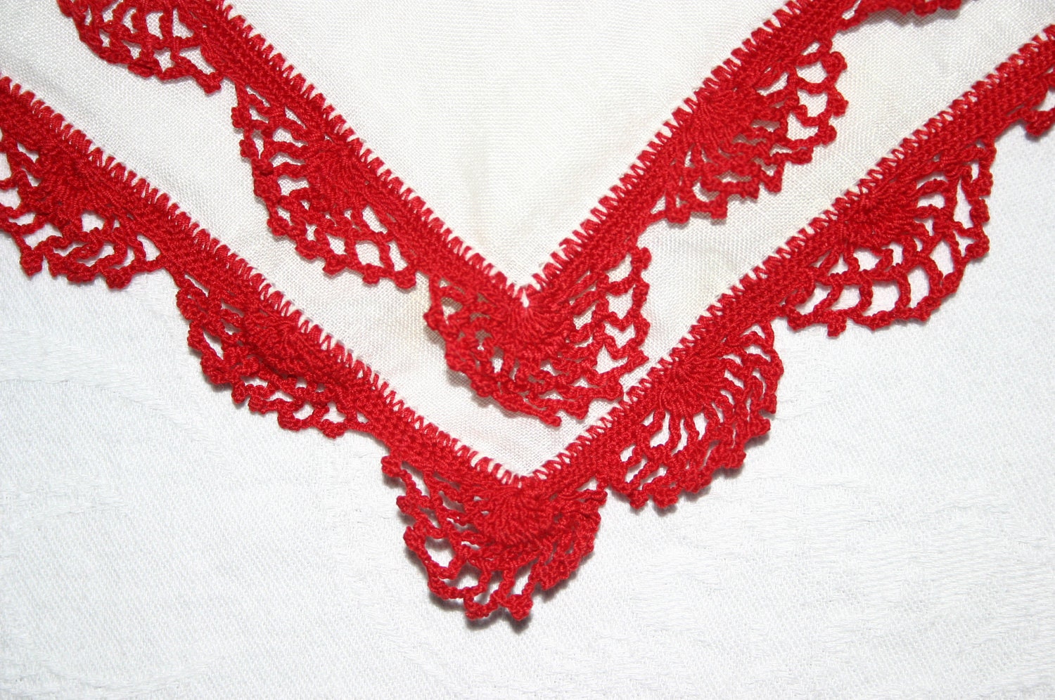 Vintage red crochet scallop trimmed hankie / ivory linen - FrugalFairyVintage