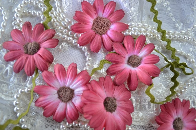 8 Antique Fuchsia Vintage fabric Daisy flowers