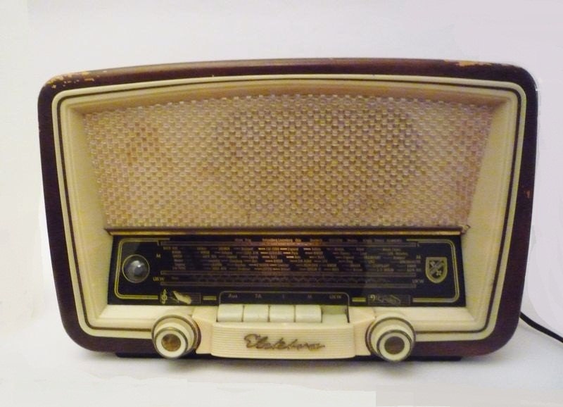 Vintage Wooden Tube Radio