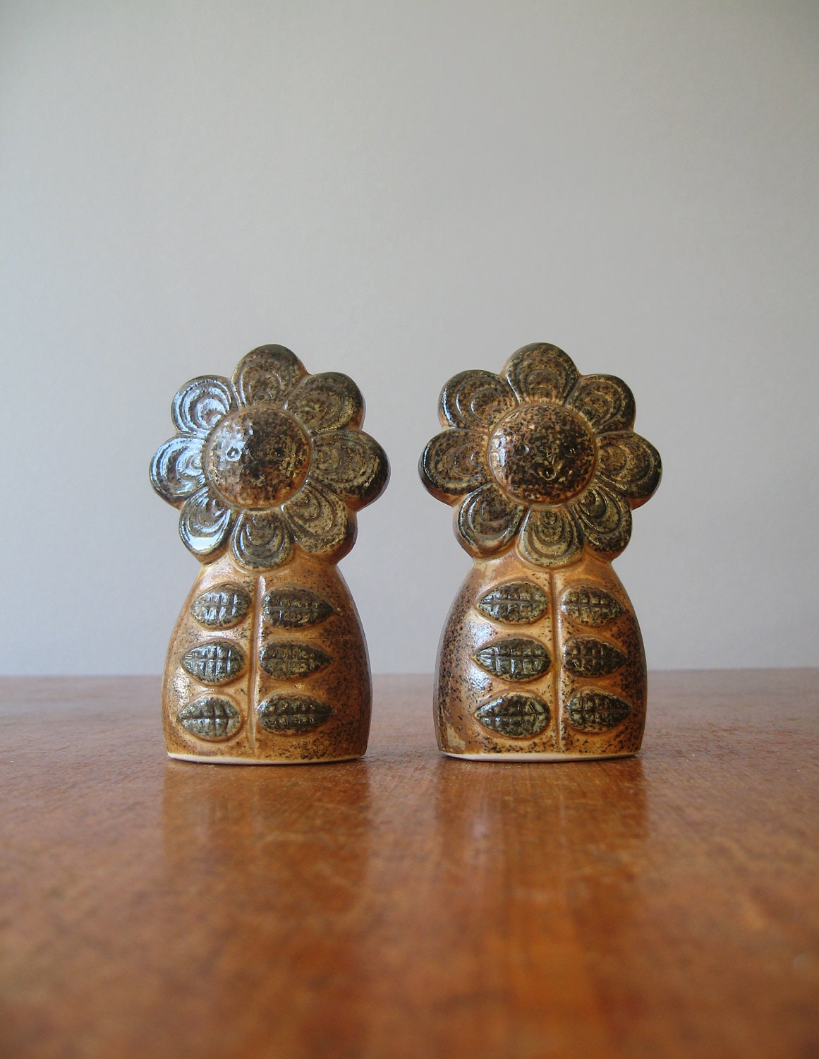 Vintage Japanese Stoneware Salt / Pepper Shaker Set - Flower Faces