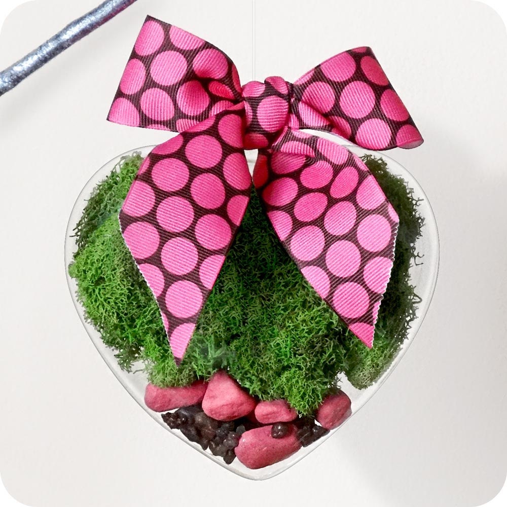 STRAWBERRY HEART -  party favor, hostess gifts, tabletop decorative accent, holiday ornament, air plant, moss, sand terrarium