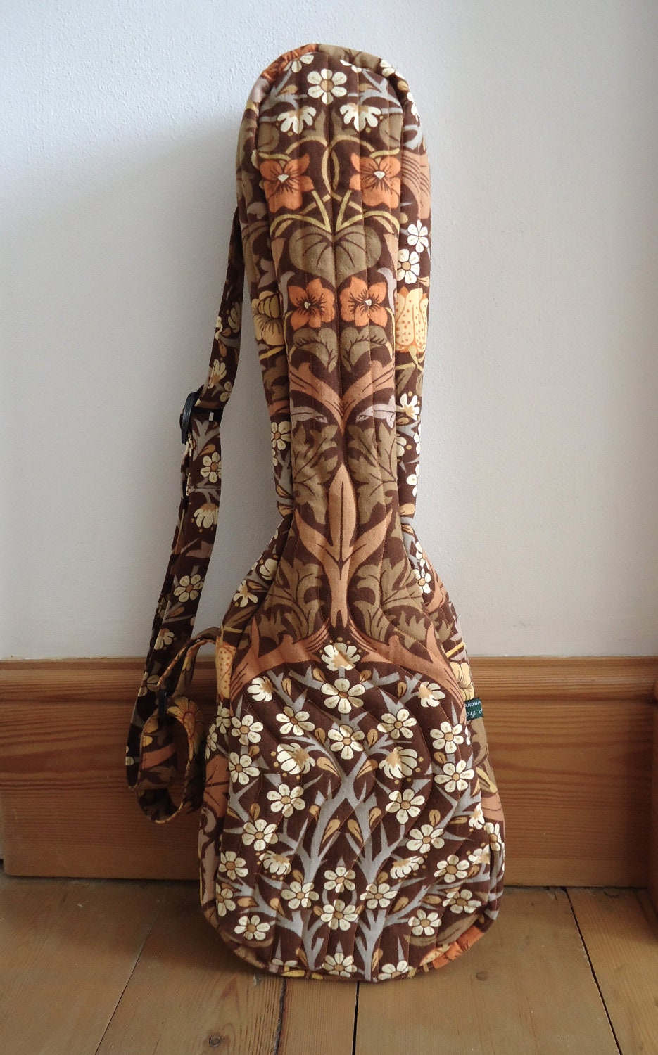 Quilted ukulele gig bag in vintage William Morris fabric Quilted ukulele gig bag in vintage William Morris fabric