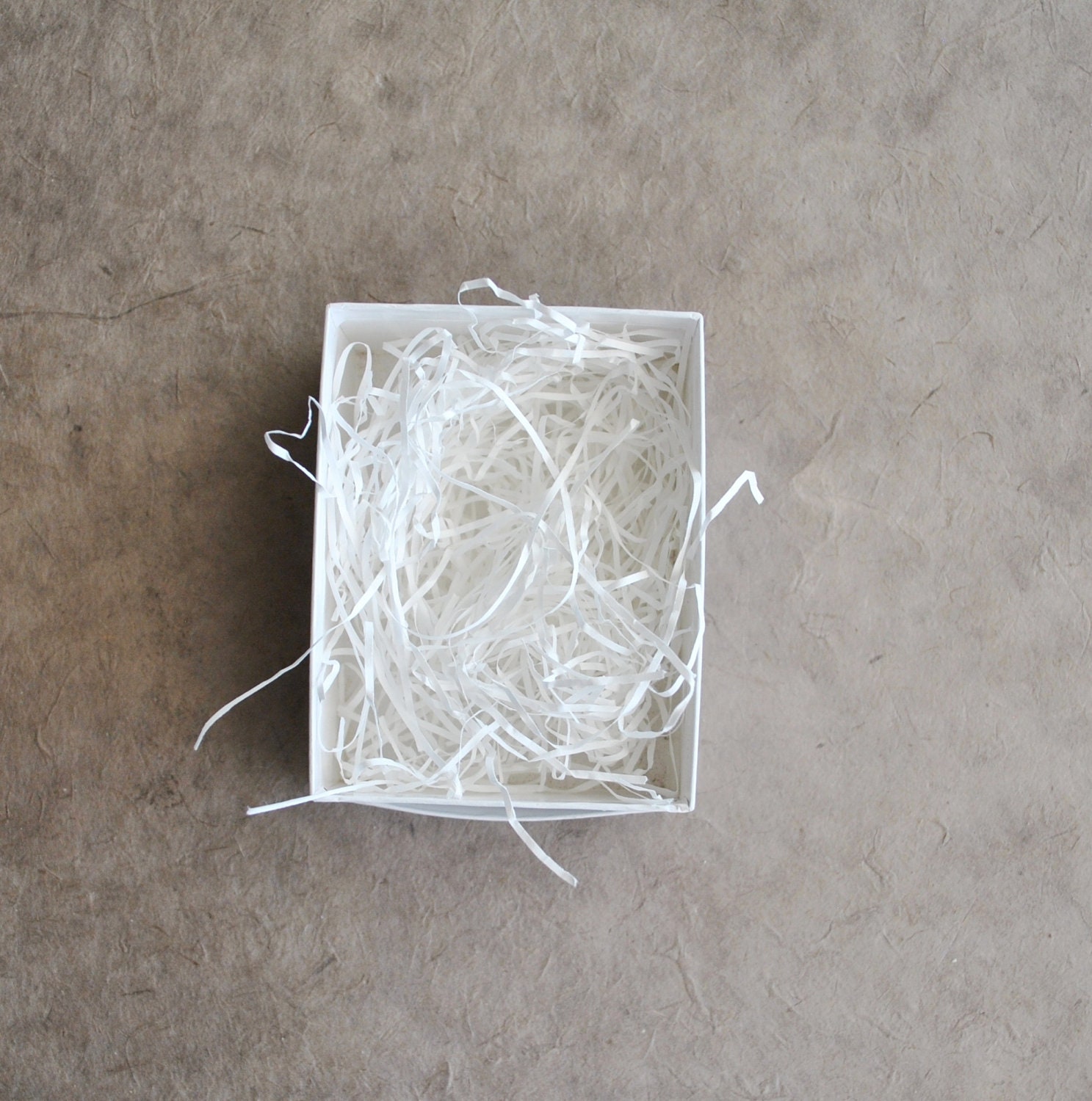 fine paper shred - white (1 oz )