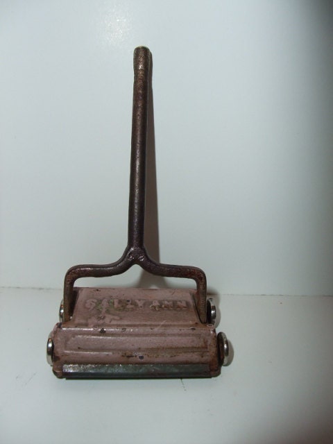 Antique Kilgore Cast Iron Dollhouse Furniture Carpet Sweeper Sally Ann Lilac circa 1920