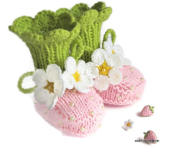 Baby Booties "Pink Strawberry" booties, knitted baby girls shoes  / size 0-3 M