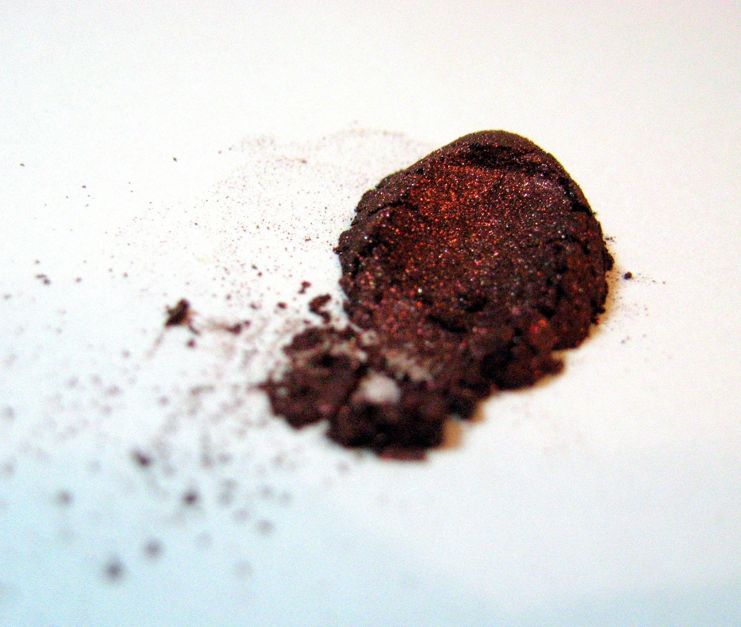 Mineral Eyeliner Shadow in SUSPIRIA blackened red eye liner