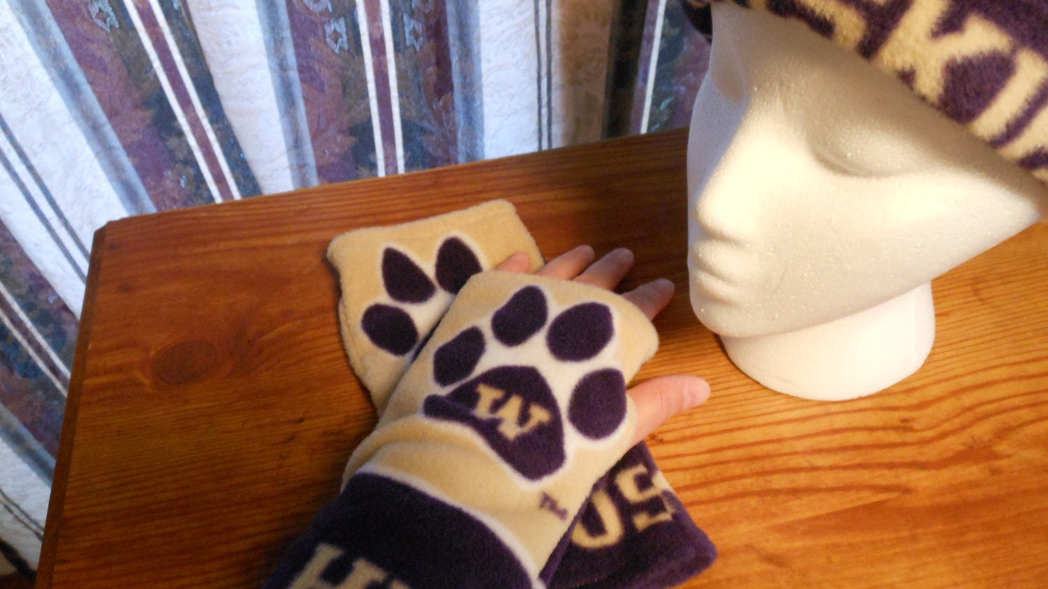 University of Washington Huskies Licensed Team Fleece Fingerless gloves/ handwarmers  Go Dawgs