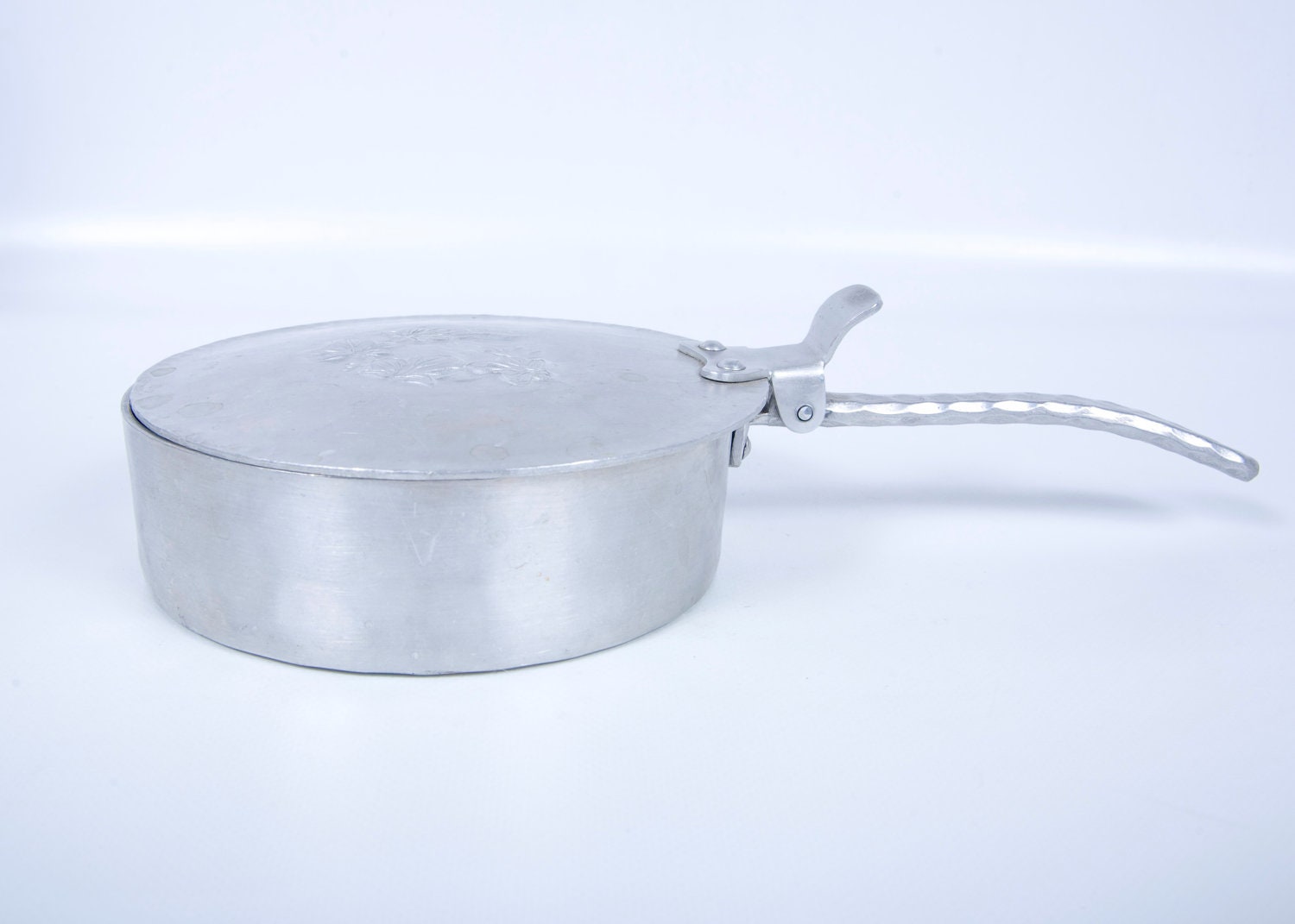 Vintage Silent Butler Everlast Forged Aluminum 552 Cigarette Butler Crumb Catcher