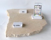 iPad and iPhone 4 & 5 docks set on Crema Marfil marble XL