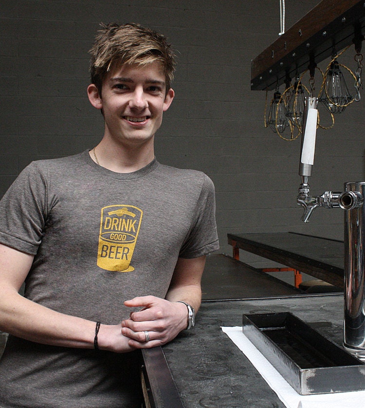 Smart People Drink Good Beer - Men's Tshirt