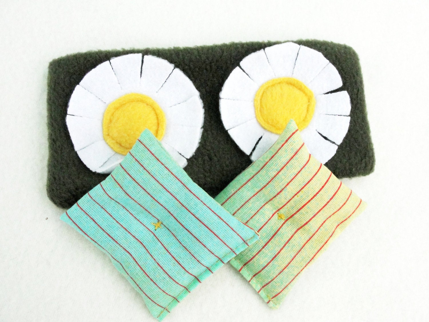 Travel Therapy Pillow Flax Seed Foldable White Daisy Pocket Therapy Pillow