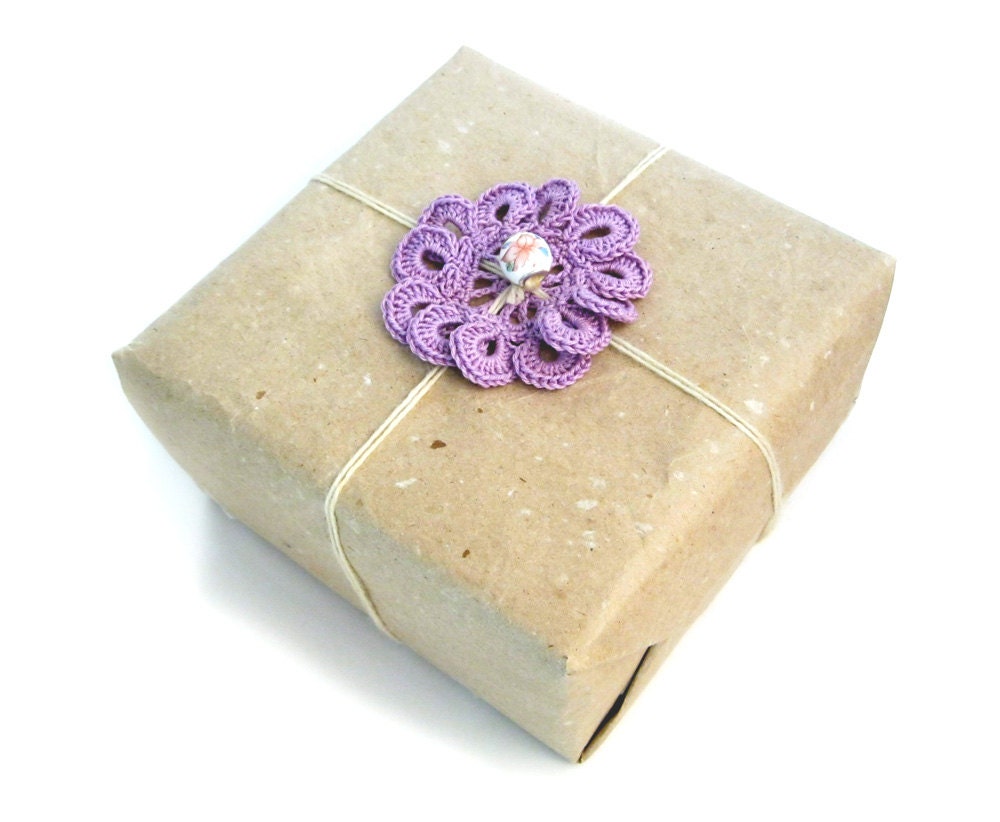 Crochet  Gift Wrapping Decor / Round  Amethyst Lavender Lilac Flower Decoration / Wedding Embellishment / Coasters - Set of  6