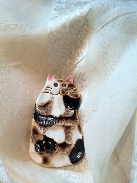 DARLING Calico Cat Brooch Vintage Estate Ceramic