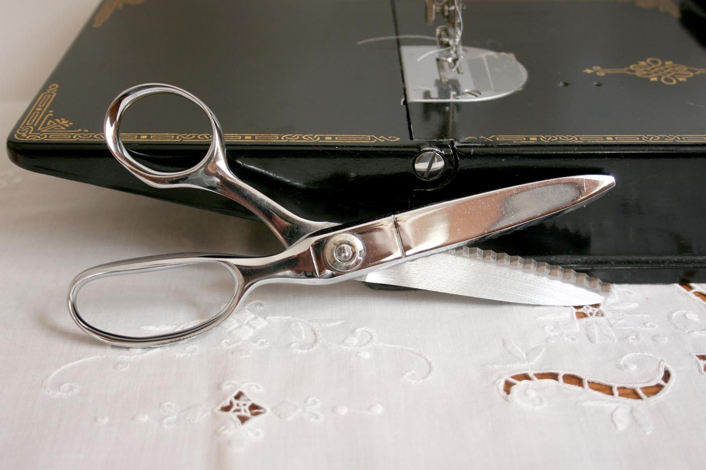 Vintage Wiss Pinking Shears sewing fabric by