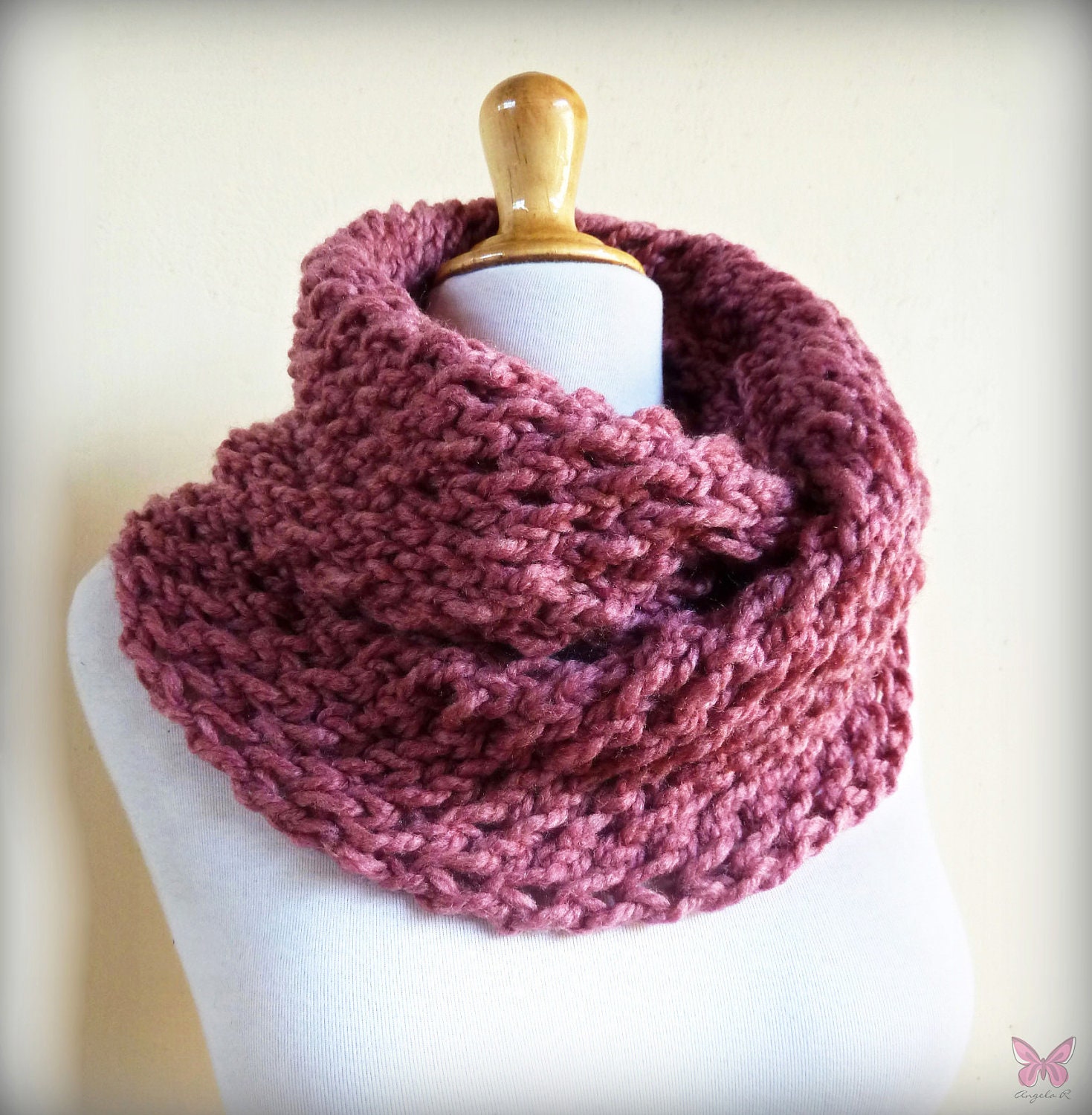ANTIQUE ROSE Infinity scarf / cowl - Wool Blend, knitting, chunky, fashion, accessories