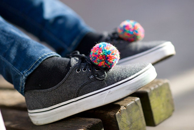 handmade shoe clips with multicolored pompoms, pom pom, pompon by bimabejbe