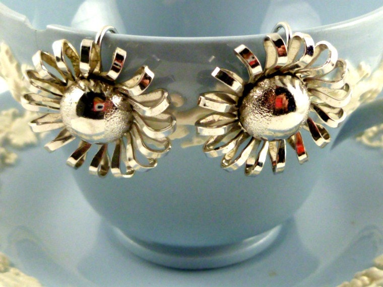 Vintage 70s Emmons Silver Tone Spiral Design Clip On Earrings