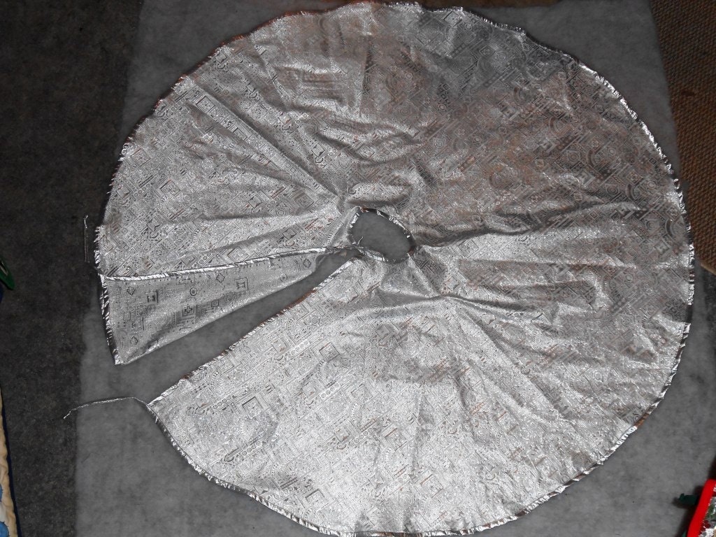 silver white brocade tree skirt by moircountrysewing on etsy silver white brocade tree skirt by moircountrysewing on etsy