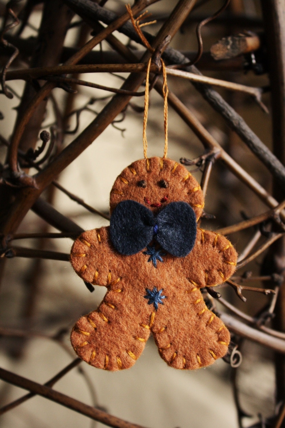 little gingerbread man felt ornament / brooch holiday decoration