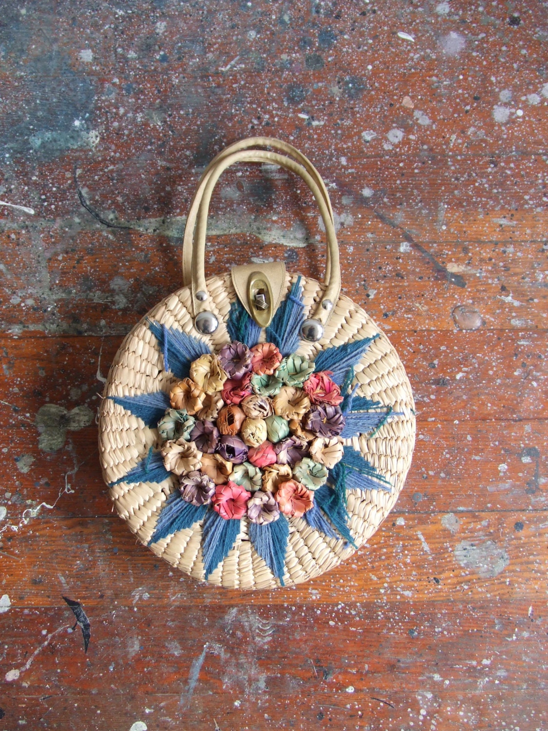 SALE / Vintage 1960s round straw purse with raffia flower detailing