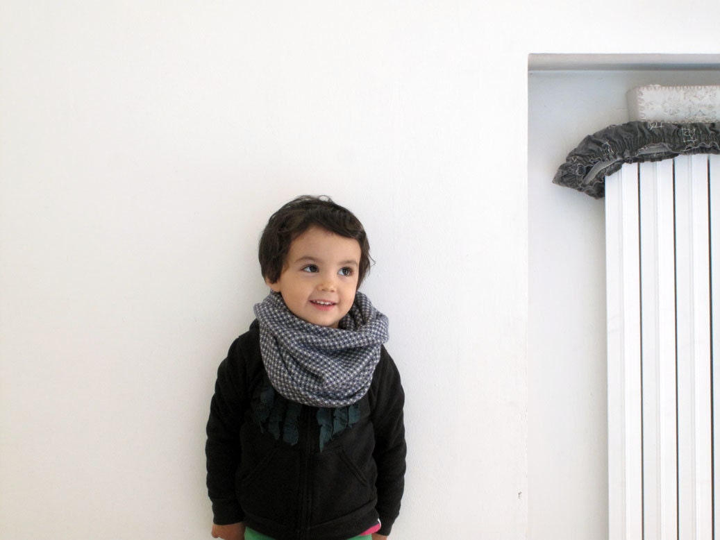 Kid cowl cashmere blend. Children neckwarmer, circular scarf, finest italian cashmere blend, Checkers white and navy. Unisex.