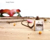 Cat Button Necklace. Scrabble necklace. Initial Necklace. Whimsical mask cat. Personalized necklace - KandyDisenos